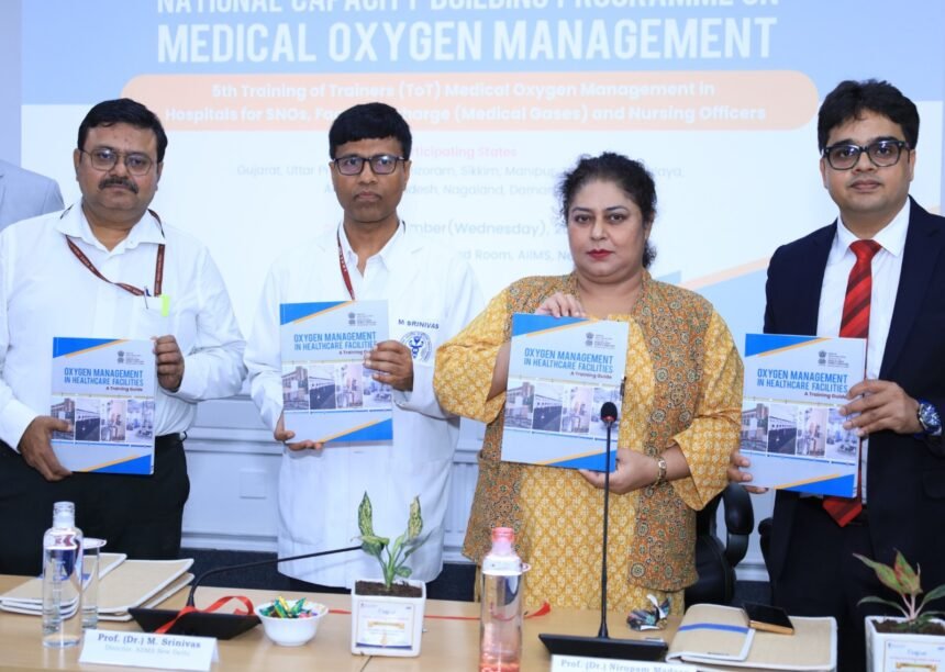 In collaboration with Disaster Management Cell, @MoHFW_INDIA, AIIMS Delhi has trained 350 master trainers in medical oxygen management across all states & UTs. A training guidance document was released by Director Prof. M. Srinivas, Dr Pradeep Khasnobis, DDG with senior officials